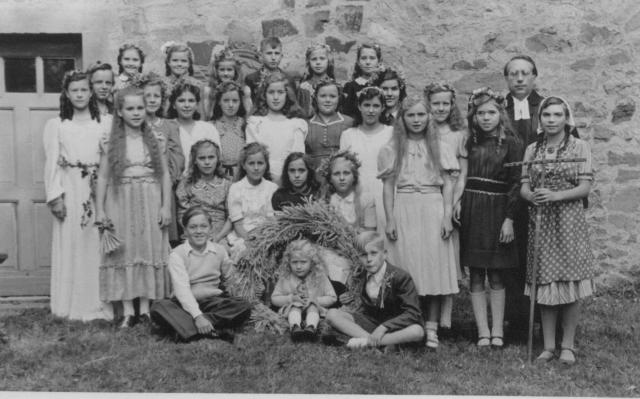1948_Erntedankfest_mit_Pfarrer_Paskert.jpg.jpg