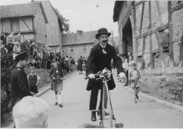 1955_700_Jahr_Feier_Mathias_Koosz_Radfahrer.jpg.jpg